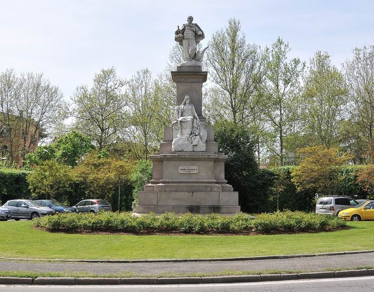 il monumento in Piazza Risorgimento